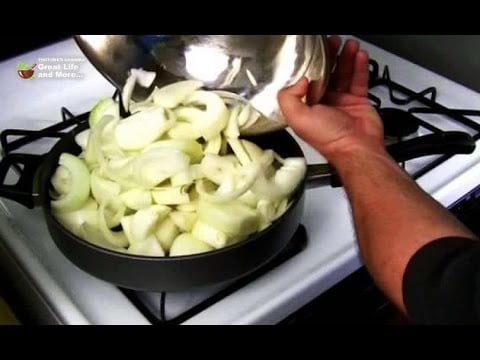 He Poured A Kilogram Of Onions In A Pot – When You See What He Did, Your Mouth Will Start To Water